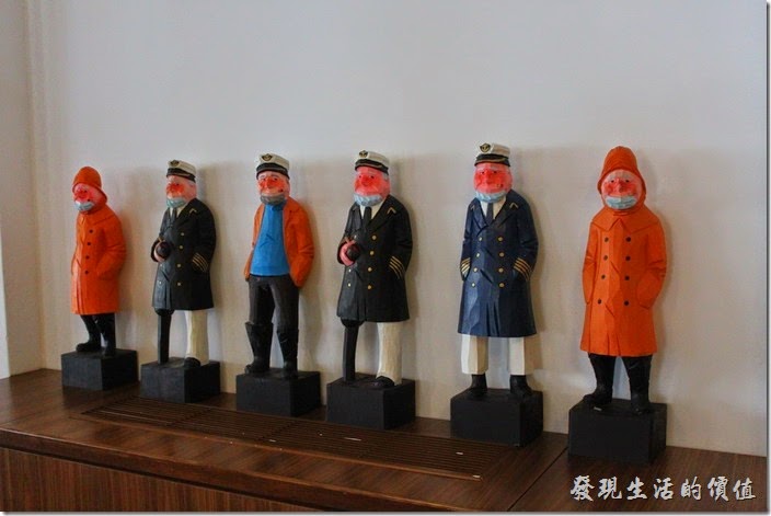 台南林百貨四樓一上來就看到一排荷蘭水手的木雕人偶作品陳列。