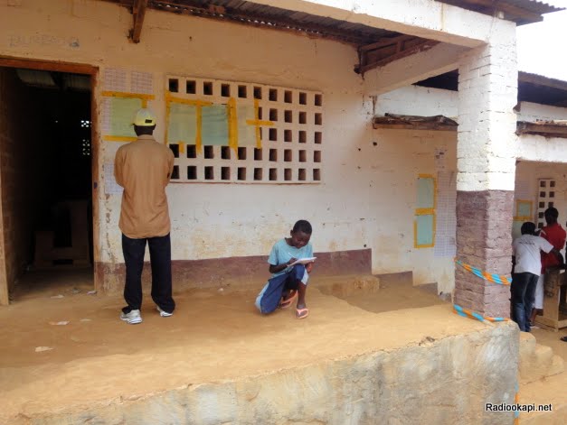 Un enfant additionne les résultats de la présidentielle du 28 novembre (Matadi, Bas-Congo). Radio Okapi