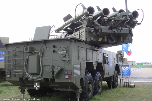Колесный ЗРК "Бук-М2Э" и контейнерный комплекс ракетного оружия на "МАКС-2013"