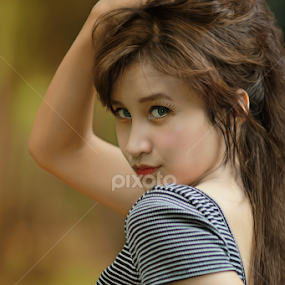 i dont know the name .. but thanks by Anthony Bagaskara - People Portraits of Women