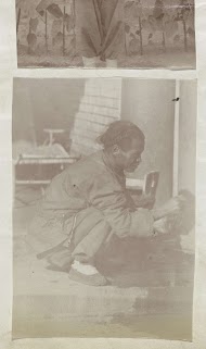 Gehurkte Chinese man maakt een pan schoon op de grond