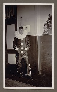 Man verkleed als pierrot, handen in de zakken