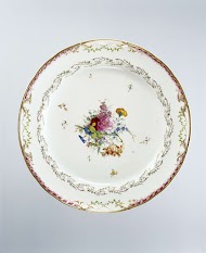 Schotel, behorend bij een servies versierd met lintmotief met bladeren, bloemboeketten en gestrooide bloemtakken