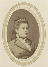 Portret van een jonge vrouw met opgestoken haar