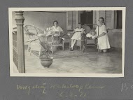 Groepsportret van Tine Kleiterp-Vermeulen (links), Corrie en Els Bakker en baby Klaas Kleiterp op een galerij aan het Waterlooplein in Batavia