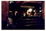 Sophie in een café met Laurens