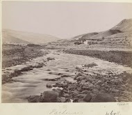 Dorp Pachinar aan een rivier in Perzië
