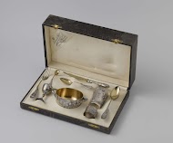 Kinderservies van zilver, gedeeltelijk verguld, met bijbehorend bestek, tezamen in een cassette