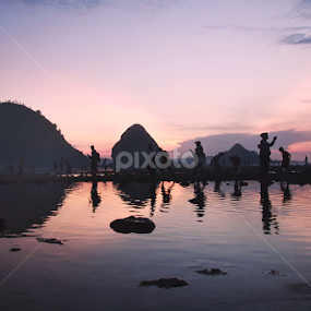 tangkap Nyale by Alvian Yan - Landscapes Beaches