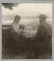 J.B. Aug. Kessler op een terras met uitzicht over de Rijn in Bonn met zijn oudste dochter An