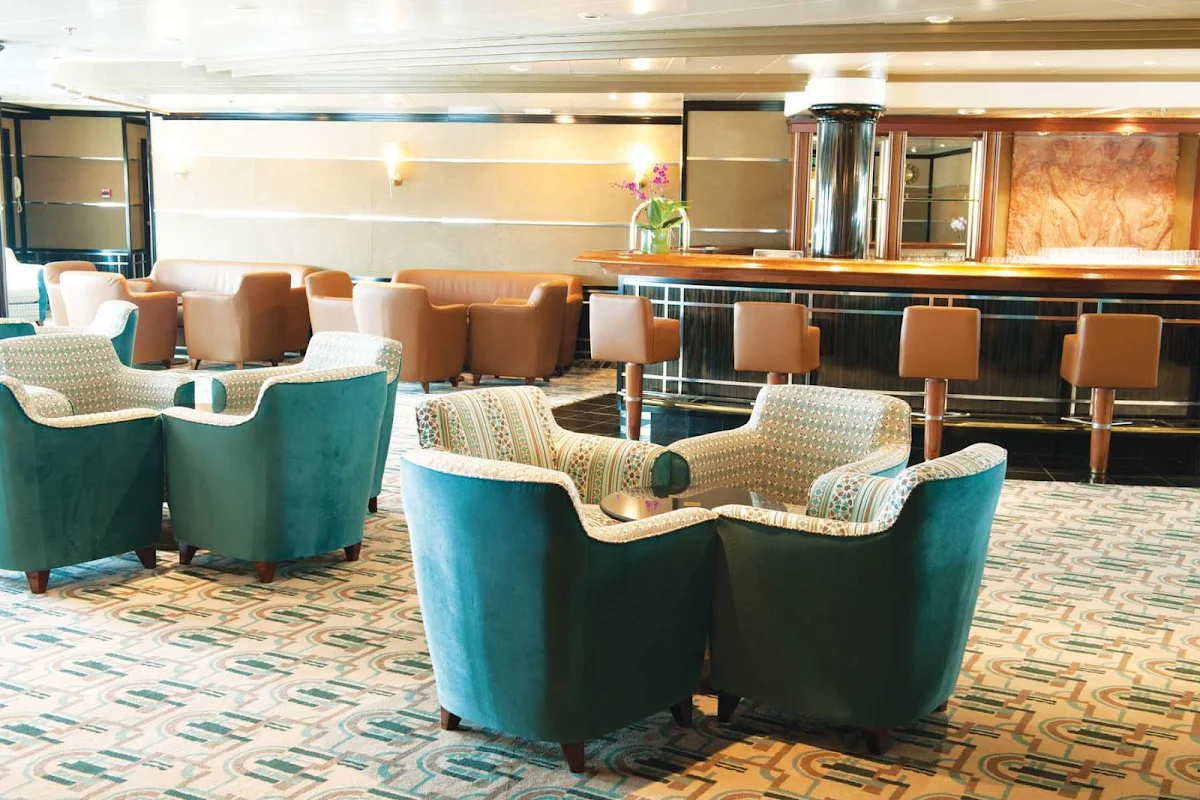 Silversea_bar_lounge2 - The bar aboard Silver Shadow offers guests live music, a dance floor and complimentary cocktails. Swing by to chat, mix and mingle.
