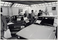 Den Uyl in tweedehands autozaak