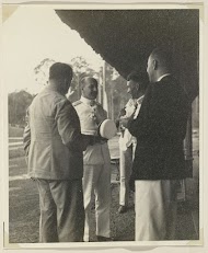 Genodigden met elkaar in gesprek