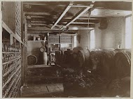 Interieur van een brouwerij: houten vaten en flessen op rekken