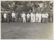 Dorpshoofden verwelkomen landverhuizers