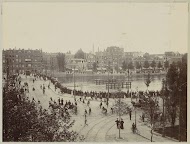 Drukte op de Nieuwe Amstelbrug, gezien richting Amsterdam-Oost