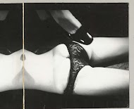 Dijen, billen en een deel van de rug van een liggende vrouw met een zwart kanten slipje aan