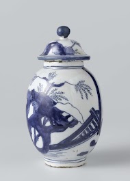 Dekselpot van blauw beschilderde faience met voorstelling van twee bordspelers en rotsen
