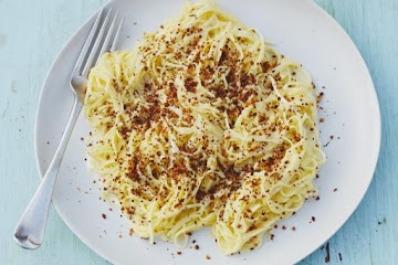 Oozy cheesy pasta with crispy pangritata