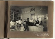 Interieur van de winkel in zuivel en vleeswaren van W. van Drielst, Ferdinand Bolstraat 13, Amsterdam