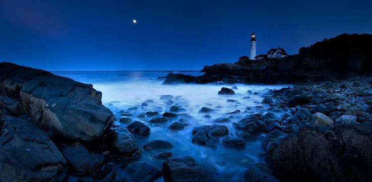Maine's spectacular rocky coastline is dotted with lighthouses dating back 200 years.