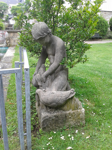 Junge statue