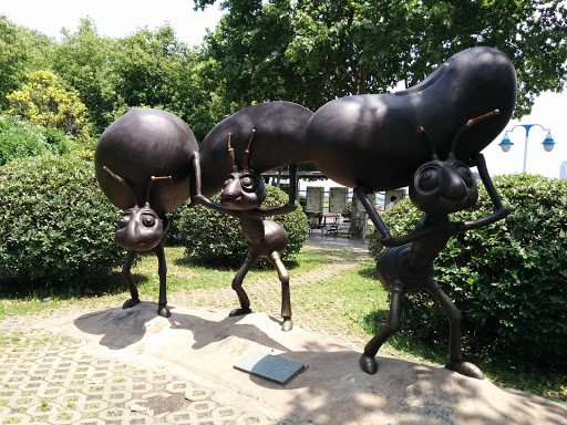 三只蚂蚁雕像