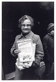 Verkoop van het maandblad 'Vrouwen', van de Nederlandse Vrouwenbeweging
