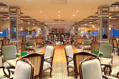 During your evening travels of the Rhine, enjoy a cocktail followed by a dance in the S.S. Antoinette's Salon du Grand Trianon.