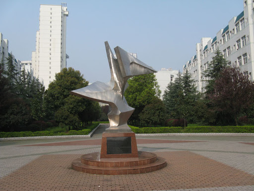 华中科技大学 紫菘雕塑