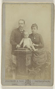 Studioportret van een een gezin bestaande uit een Nederlandse man, een Javaanse vrouw en een baby