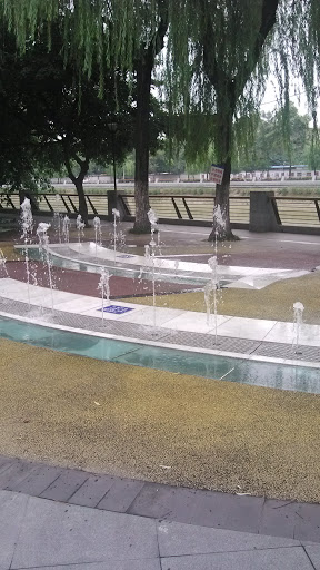 滨江路喷泉