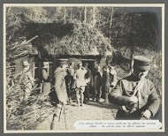 Officieren van een internationale missie bij een versterkte verschansing in het Karstgebergte