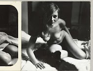 Half zittende, half liggende naakte vrouw op een bed