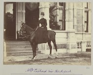 Mejuffrouw Tachard te paard voor huis Hydepark