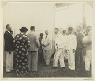 Genodigden met elkaar in gesprek