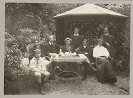 Familieportret van de familie Kessler-de Lange in de tuin