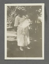 Tine Kleiterp-Vermeulen met haar dochter Tiny op de arm in een tuin in Pangka op Java