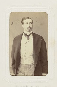 Studioportret van  een man met snor en baard