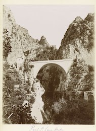 Gezicht op de kuststrook van Menton met nabij gelegen plaatsen