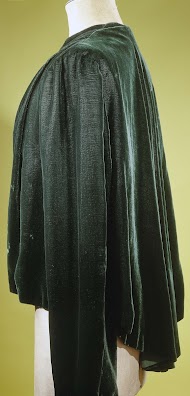 Avondjasje van flessengroene velours chiffon