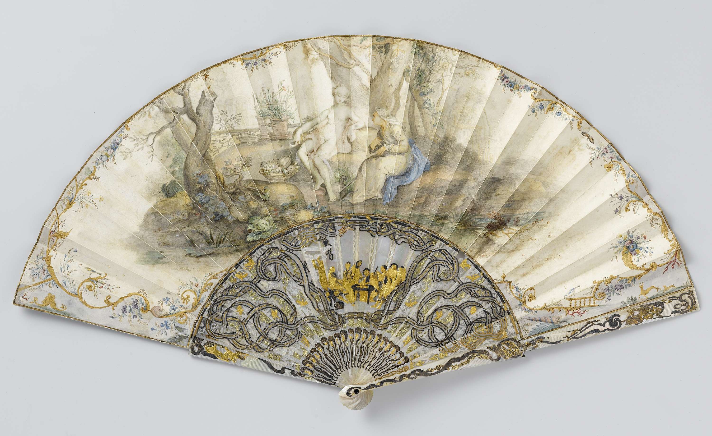 Vouwwaaier met blad waarop in aquarel Vertumnus & Pomona, op een gesneden en van bladzilver en - goud voorzien montuur van parelmoer
