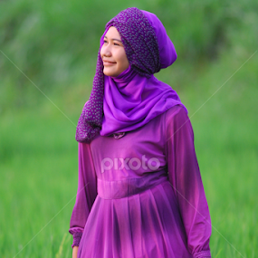 Tersenyum  by Takkan Ada - People Portraits of Women