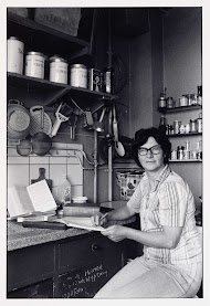 Leerlinge van de 'Moedermavo' maakt haar huiswerk