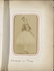 Portret van een danseres uit Nice met een tulen rok en een hoed