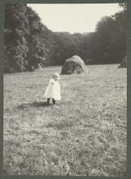 Meisje loopt in gemaaid gras