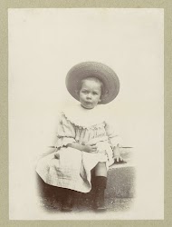 Portret van een kind met een jurk en een zonnehoed