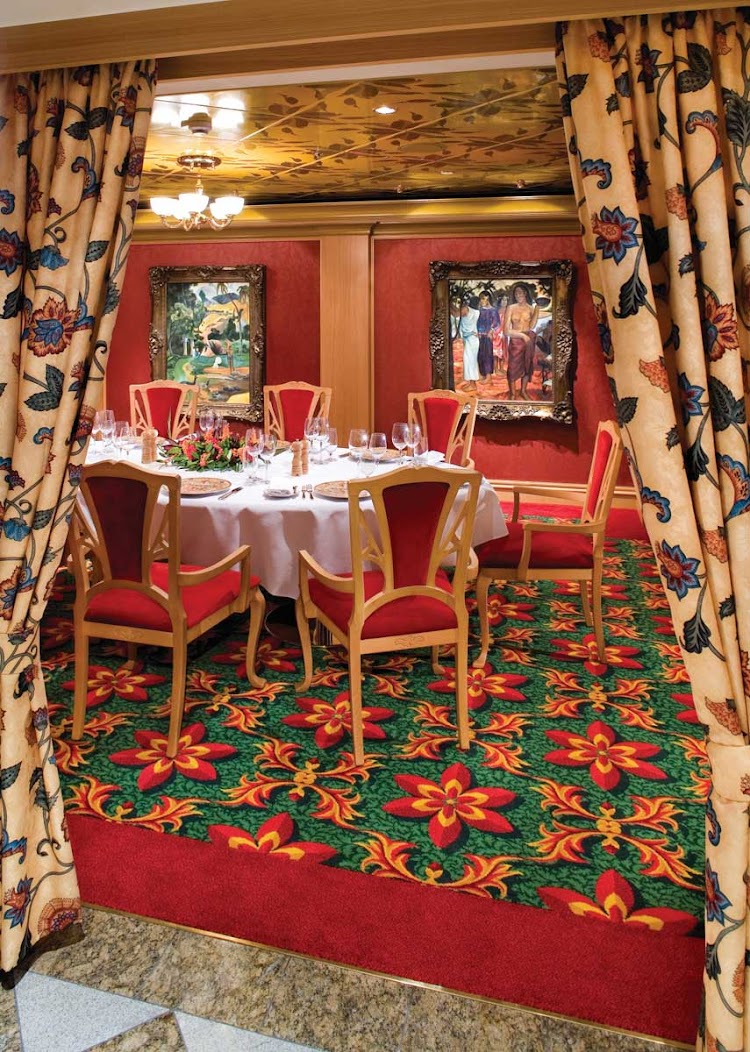 Norwegian Gem's  Le Bistro restaurant has floral interiors and framed paintings, plus satisfying French dishes.