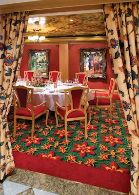 Norwegian Gem's  Le Bistro restaurant has floral interiors and framed paintings, plus satisfying French dishes.