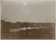 Gezicht op de Weesperzijde en de Amsteldijk in Amsterdam bij avond, ten zuiden van de Nieuwe Amstelbrug